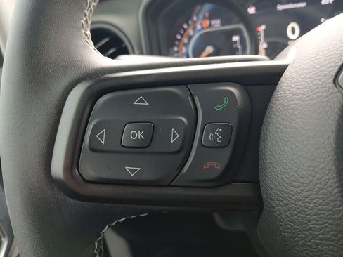Used 2025 Jeep Gladiator Mojave w/ Convenience Group AWD/4WD image 14