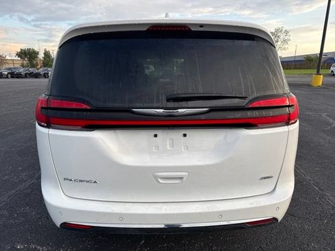 Used 2022 Chrysler Pacifica Touring-L AWD/4WD image 5