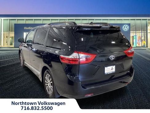 Used 2020 Toyota Sienna XLE w/ XLE Navigation Package FWD image 3