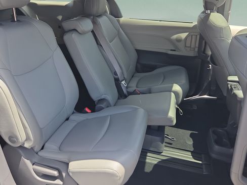 Used 2021 Toyota Sienna XLE w/ XLE Plus Package FWD image 28