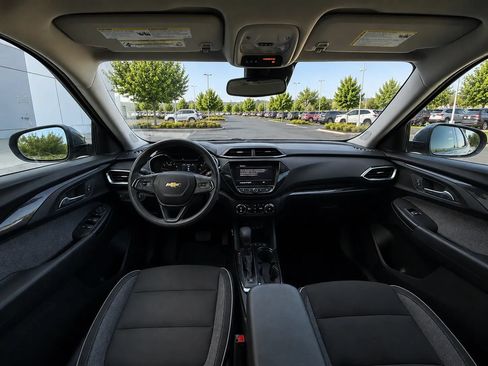 Used 2022 Chevrolet TrailBlazer LT w/ Convenience Package FWD image 12