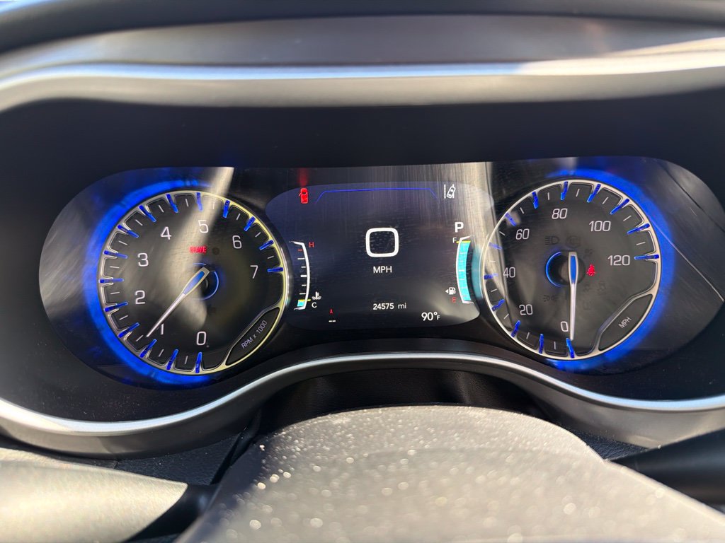 Used 2026 Chrysler Pacifica Select FWD image 2