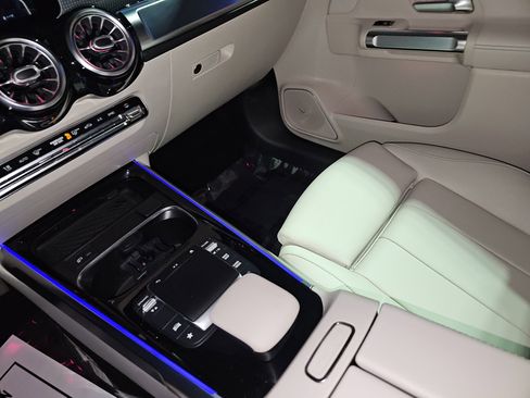 Used 2021 Mercedes-Benz GLB 250 4MATIC image 26