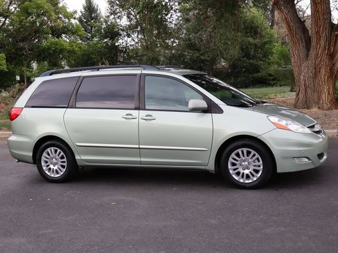 Used 2009 Toyota Sienna XLE FWD image 2
