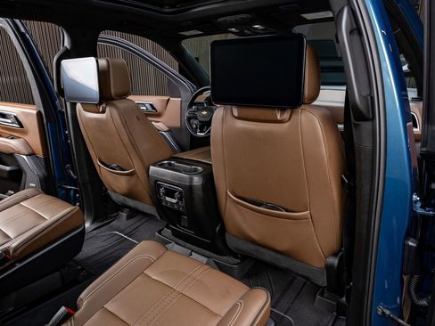 Used 2025 Chevrolet Suburban High Country AWD/4WD image 33