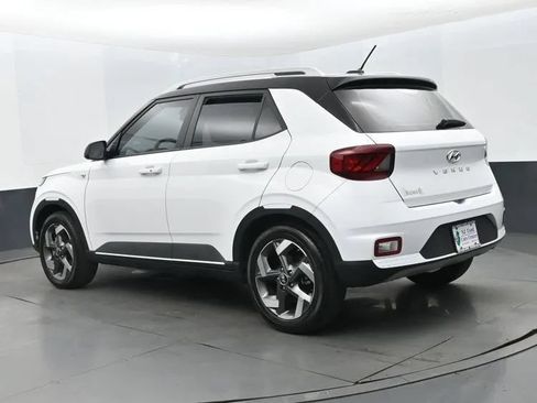 Used 2024 Hyundai Venue Limited FWD image 9