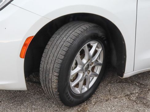 Used 2023 Chrysler Pacifica Touring-L FWD image 17