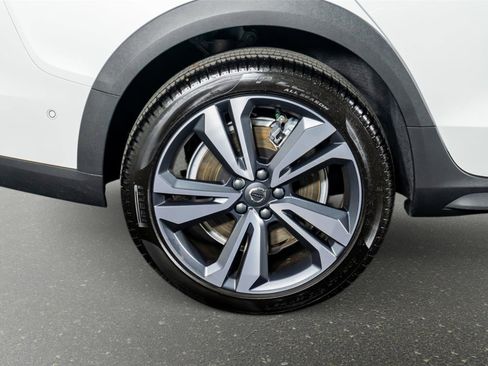 Used 2026 Volvo V60 B5 Cross Country Plus w/ Protection Package Premier image 9