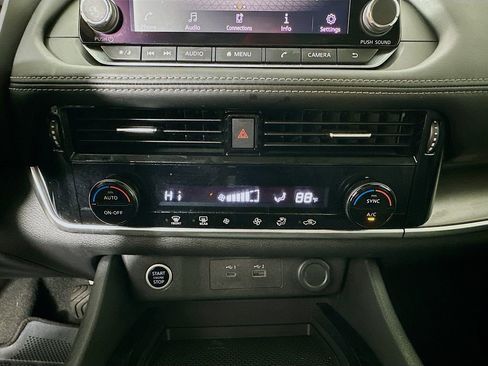 Used 2021 Nissan Rogue SV image 15