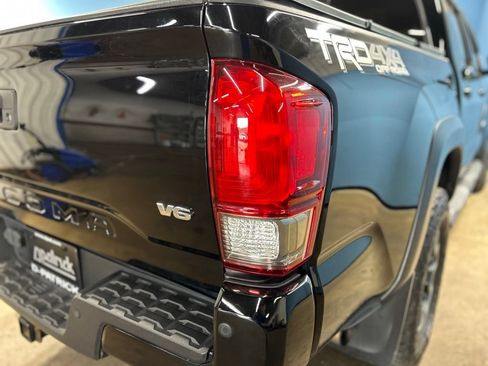 Used 2017 Toyota Tacoma TRD Off-Road AWD/4WD image 13