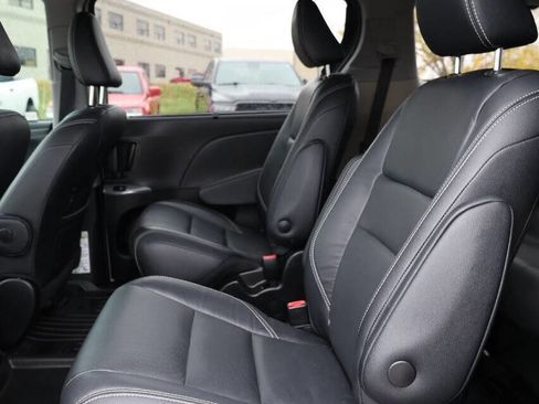 Used 2019 Toyota Sienna SE image 17