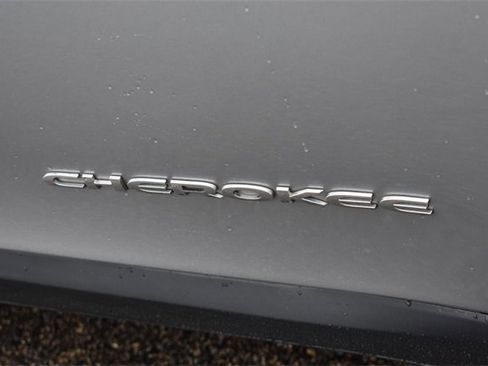 Used 2015 Jeep Cherokee Limited image 12