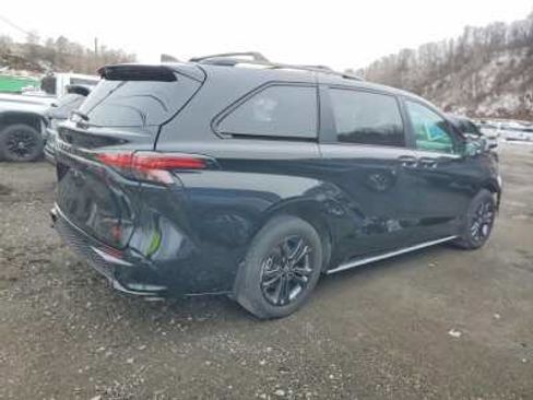 Used 2025 Toyota Sienna XSE w/ XSE Premium Package AWD/4WD image 4
