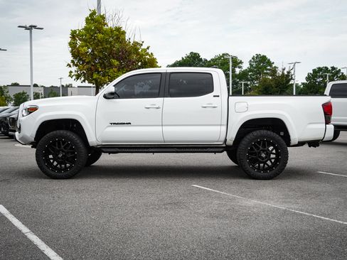 Used 2022 Toyota Tacoma SR5 w/ Technology Package RWD image 7