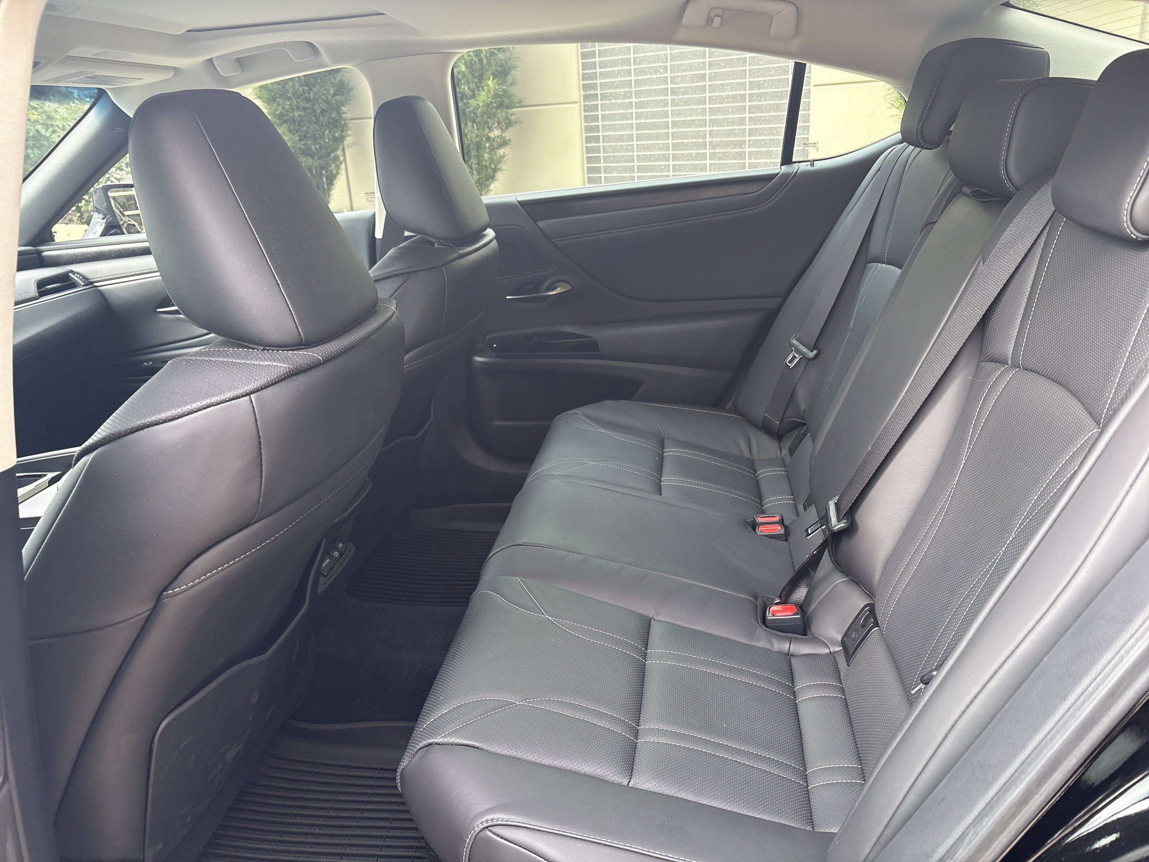 Used 2025 Lexus ES 300h w/ Luxury Package FWD image 31