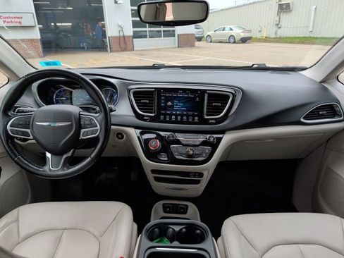 Used 2019 Chrysler Pacifica Touring-L w/ Premium Audio Group FWD image 15