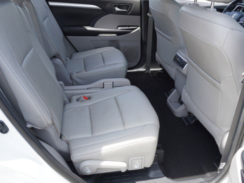 Used 2019 Toyota Highlander XLE FWD image 31