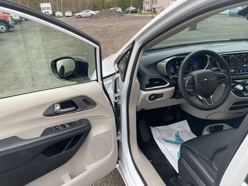 Used 2024 Chrysler Pacifica Touring-L FWD image 10