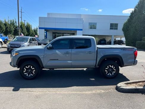 Used 2019 Toyota Tacoma TRD Off-Road AWD/4WD image 4