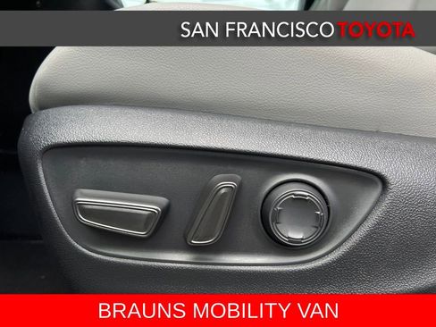 Used 2025 Toyota Sienna XLE image 19