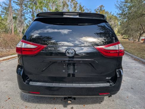 Used 2017 Toyota Sienna XLE image 6