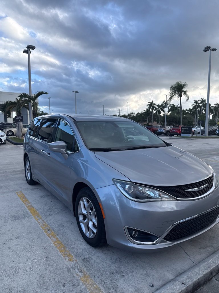 Used 2018 Chrysler Pacifica Touring Plus w/ Tire & Wheel Group FWD image 1