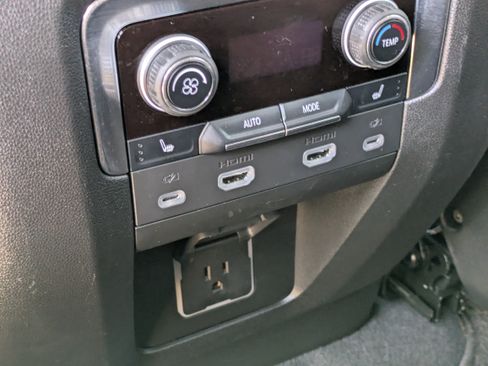 Used 2024 Chevrolet Suburban High Country image 16