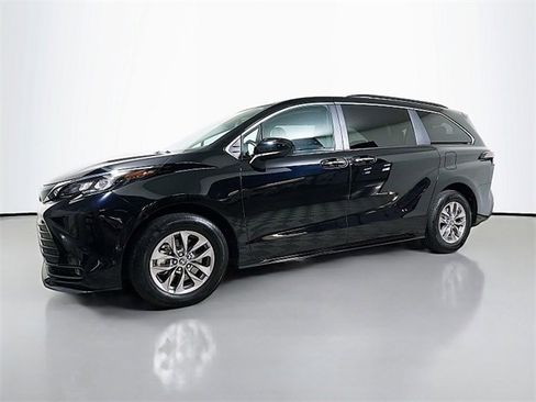 Used 2025 Toyota Sienna XLE image 3