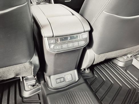 Used 2021 Toyota Highlander Platinum image 9