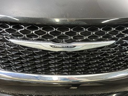 Used 2024 Chrysler Pacifica Touring-L FWD image 9