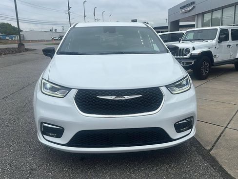 New 2026 Chrysler Pacifica Select image 2