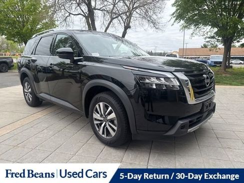 Used 2023 Nissan Pathfinder SL AWD/4WD image 2