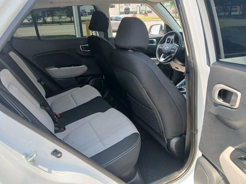 Used 2025 Hyundai Venue SEL FWD image 11