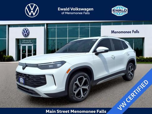 Certified 2025 Volkswagen Tiguan SE w/ Panoramic Sunroof Package AWD/4WD image 3
