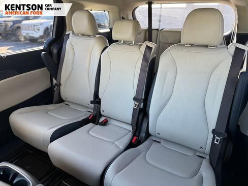 Used 2025 Kia Carnival EX image 39