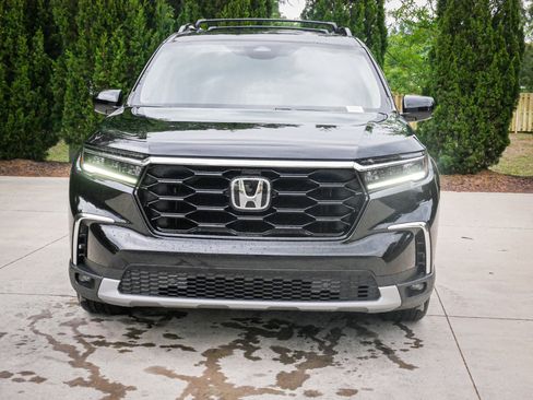Certified 2025 Honda Pilot Touring image 3