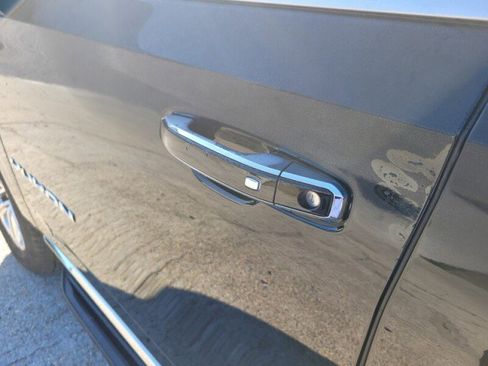 Used 2024 GMC Yukon XL SLT w/ SLT Premium Package image 11