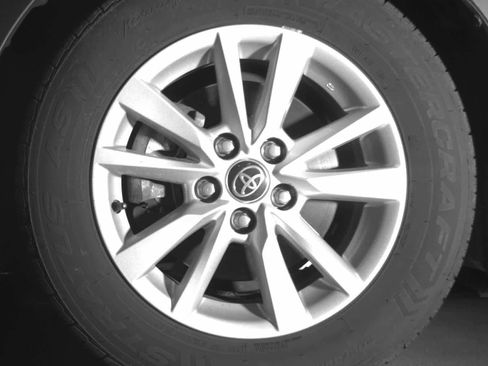 Used 2025 Toyota Camry LE image 3