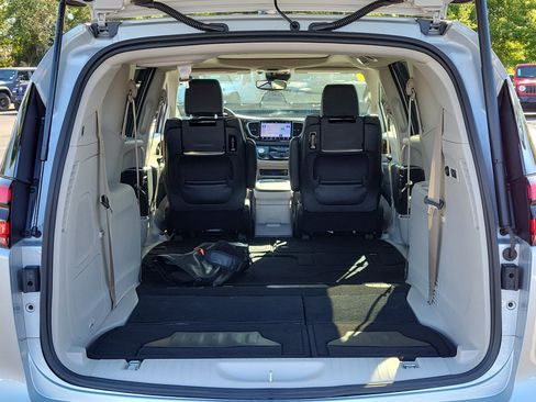 Used 2024 Chrysler Pacifica Limited w/ Uconnect Theater Family Group FWD image 11