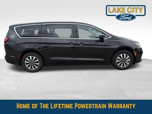 Used 2024 Chrysler Pacifica Limited FWD image 7