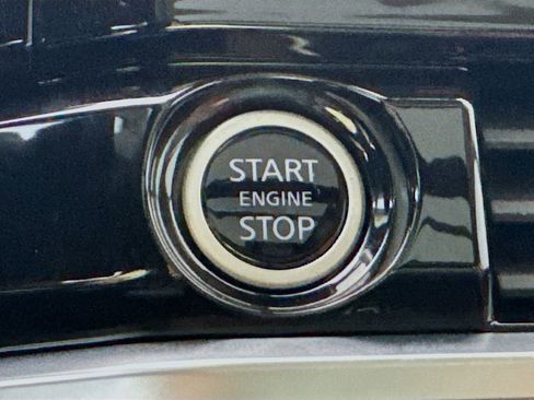 Used 2024 Nissan Pathfinder Platinum image 19