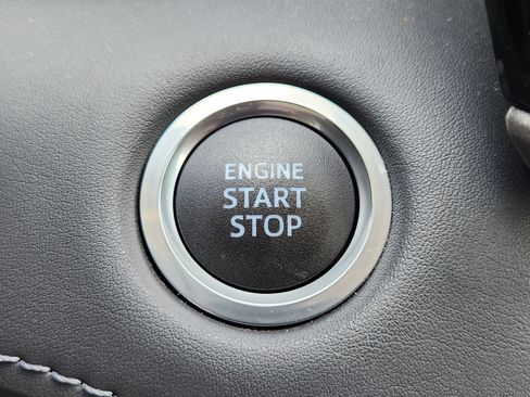 Used 2021 Toyota Highlander XLE FWD image 24
