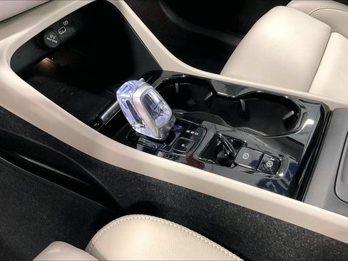 Used 2024 Volvo XC40 B5 Plus w/ Protection Package Premier AWD/4WD image 19