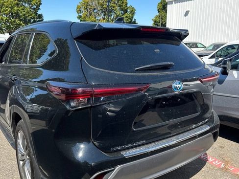 Used 2024 Toyota Highlander Platinum AWD/4WD image 3