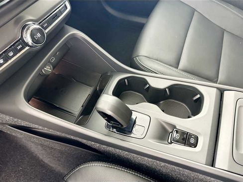 Used 2025 Volvo XC40 B5 Core w/ Protection Package Premier image 15