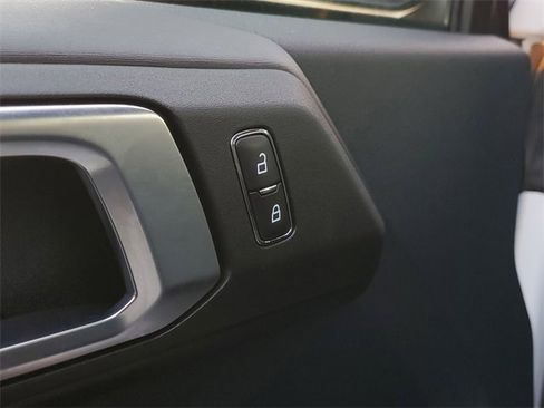 Certified 2024 Ford Bronco Badlands image 9