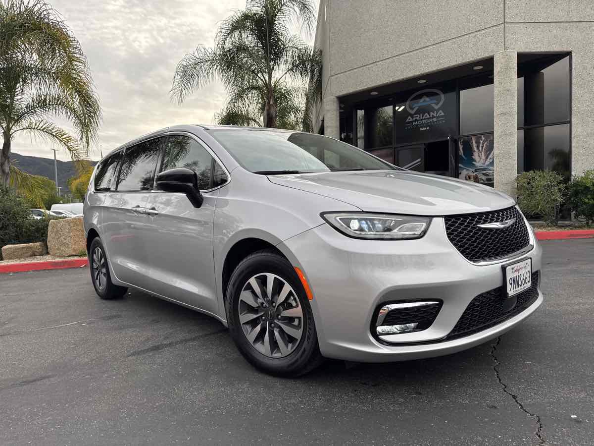 Used 2024 Chrysler Pacifica Limited FWD image 12