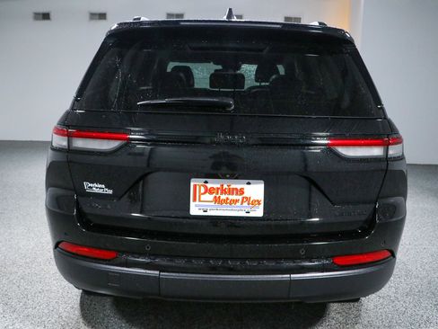 Used 2023 Jeep Grand Cherokee Limited w/ Black Appearance Package AWD/4WD image 8