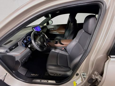 Used 2024 Toyota Venza XLE AWD/4WD image 19