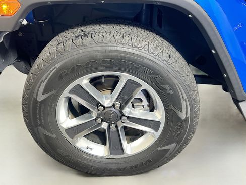 Used 2022 Jeep Wrangler Unlimited Sahara w/ Cold Weather Group AWD/4WD image 13